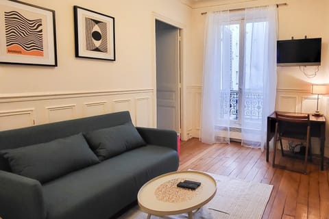 2 Bedroom near Champs Elysees Apartment in Paris