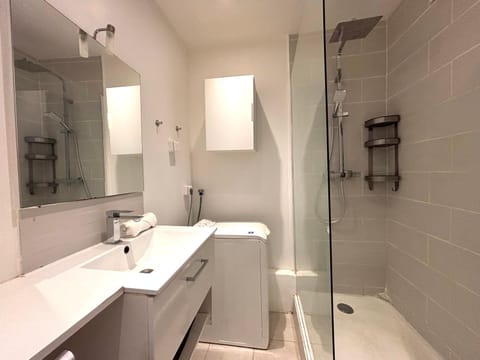 Shower, Bathroom, towels