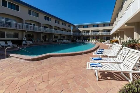 Property building, Facade/entrance, Day, Swimming pool, Swimming pool, sunbed