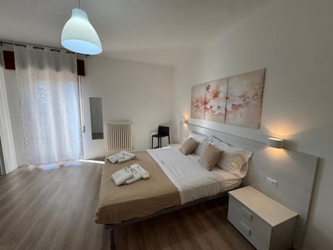Bed, Photo of the whole room, Bedroom, internet, towels, air conditioner