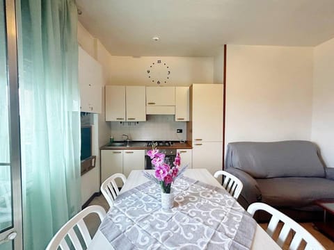 Kitchen or kitchenette, Living room, Seating area, Dining area, pet friendly, stove