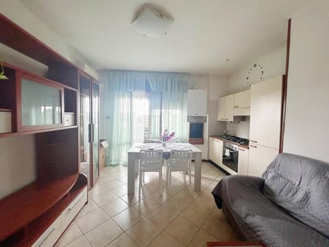 TV and multimedia, Kitchen or kitchenette, Living room, Seating area, Dining area, oven