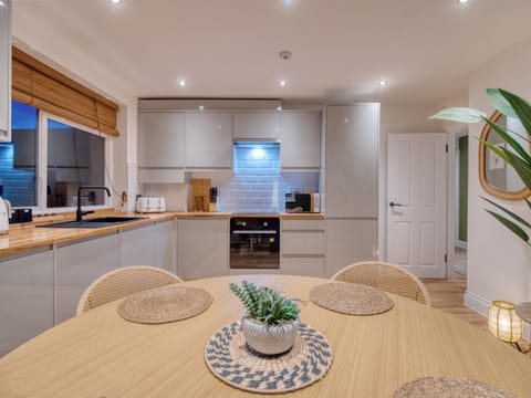 Kitchen or kitchenette, Dining area, oven, stove