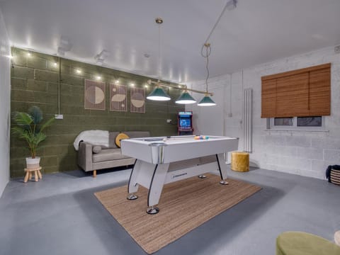 Billiard, Game Room, Seating area, Evening entertainment