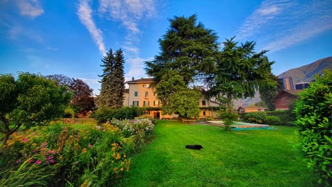 Property building, Natural landscape, Garden, Garden, Garden view