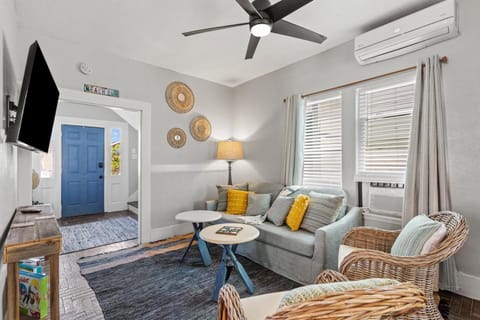 Coastal Escape, Steps to Beach, Fire Pit House in Texas City