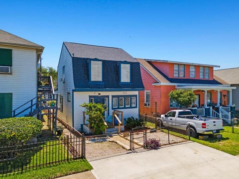 Coastal Escape, Steps to Beach, Fire Pit House in Texas City
