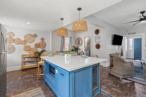 Coastal Escape, Steps to Beach, Fire Pit House in Texas City