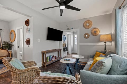 Coastal Escape, Steps to Beach, Fire Pit House in Texas City