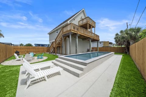 Stunning beach house with huge game room, close to beach House in Jamaica Beach