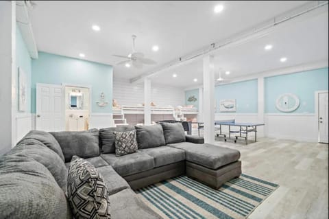 Stunning beach house with huge game room, close to beach House in Jamaica Beach