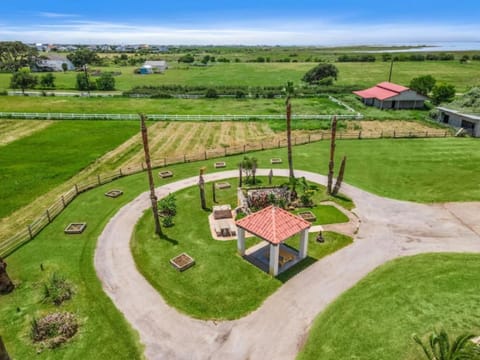 Huge, spacious villa with private pool and game room on 5 acres House in Hitchcock