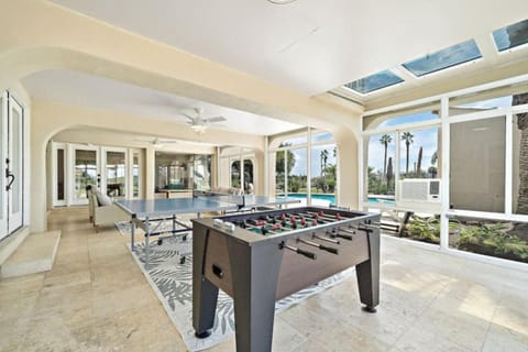 Huge, spacious villa with private pool and game room on 5 acres House in Hitchcock