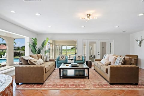 Huge, spacious villa with private pool and game room on 5 acres House in Hitchcock