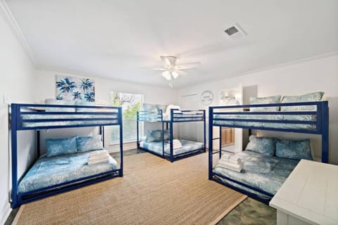 Huge, spacious villa with private pool and game room on 5 acres House in Hitchcock