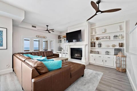 Jaw-dropping bayfront home with panoramic water views, boat slip, and cowboy pool House in Galveston Island