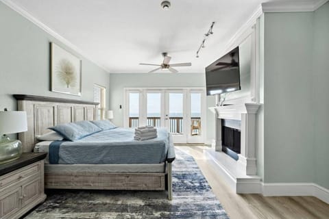 Jaw-dropping bayfront home with panoramic water views, boat slip, and cowboy pool House in Galveston Island