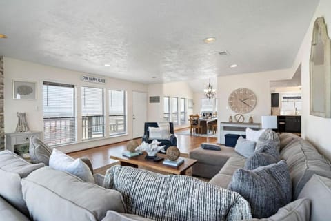 Secluded beachfront house with gorgeous ocean views House in Galveston Island