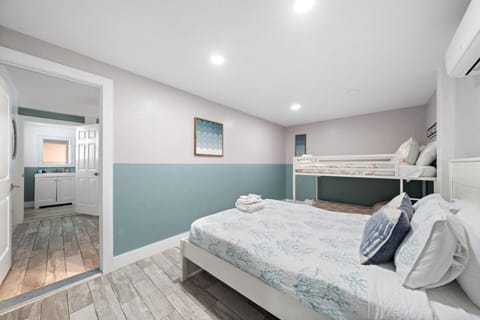 The Zachary House BeachBox Oceanview and Walk to Beach House in Galveston Island