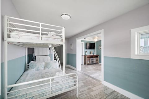 The Zachary House BeachBox Oceanview and Walk to Beach House in Galveston Island