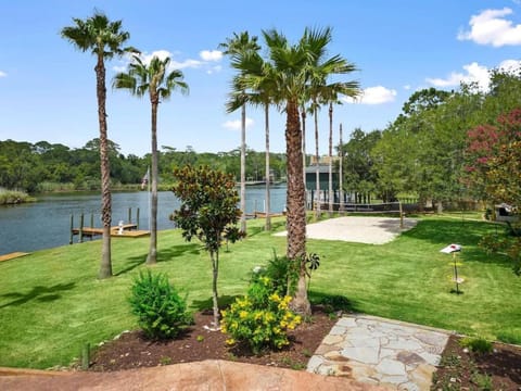 Waterfront oasis with private pool, game room, fire pit and volleyball court House in League City