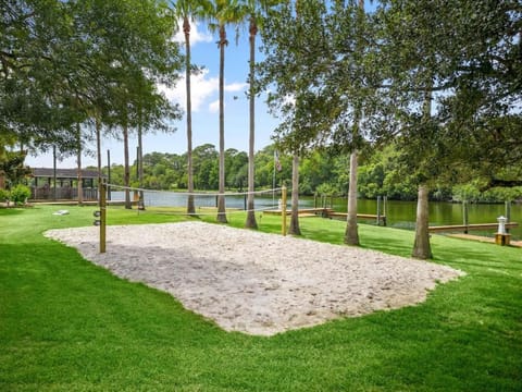 Waterfront oasis with private pool, game room, fire pit and volleyball court House in League City