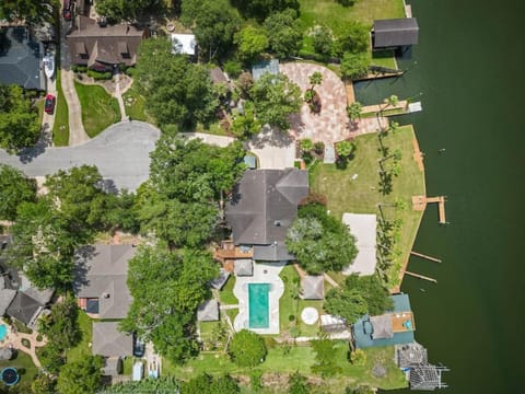 Waterfront oasis with private pool, game room, fire pit and volleyball court House in League City
