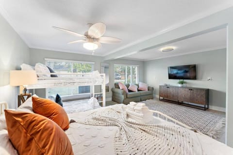 Cozy cottage in the heart of Kemah close to the boardwalk and bay Country House in Kemah