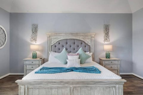 Perfect Seabrook retreat just minutes from the bay with fire pit and Cowyboy soaking pool House in Seabrook