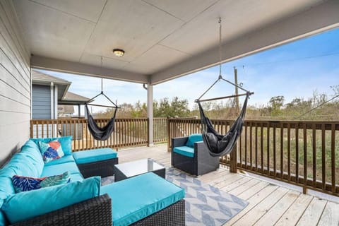 Perfect Seabrook retreat just minutes from the bay with fire pit and Cowyboy soaking pool House in Seabrook