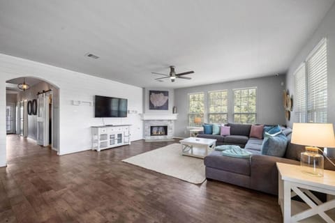 Perfect Seabrook retreat just minutes from the bay with fire pit and Cowyboy soaking pool House in Seabrook