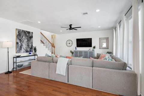 3 level beach house with game room, pool table and ocean views House in Galveston Island