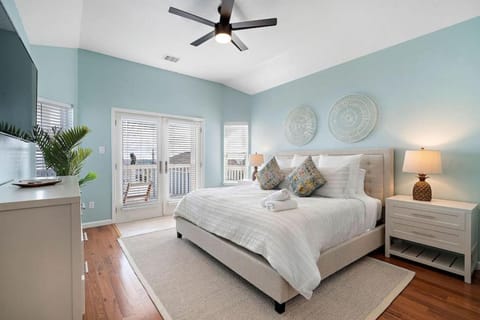 3 level beach house with game room, pool table and ocean views House in Galveston Island