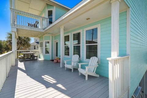 3 level beach house with game room, pool table and ocean views House in Galveston Island