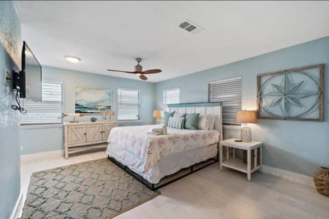 Modern bungalow with private pool, fire pit and game room House in Jamaica Beach