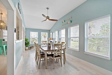 Modern bungalow with private pool, fire pit and game room House in Jamaica Beach