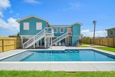 Modern bungalow with private pool, fire pit and game room House in Jamaica Beach