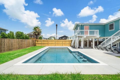 Modern bungalow with private pool, fire pit and game room House in Jamaica Beach