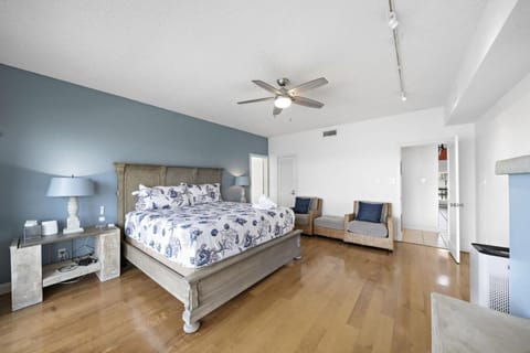 Sunsets by the Bay Stunning Waterfront Home with Pool in Sea Isle House in Galveston Island