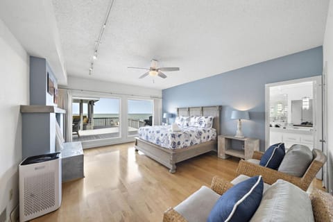Sunsets by the Bay Stunning Waterfront Home with Pool in Sea Isle House in Galveston Island