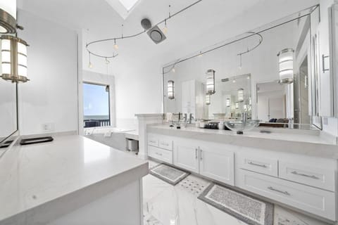 Sunsets by the Bay Stunning Waterfront Home with Pool in Sea Isle House in Galveston Island