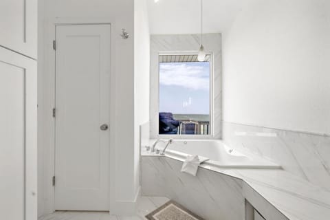 Sunsets by the Bay Stunning Waterfront Home with Pool in Sea Isle House in Galveston Island