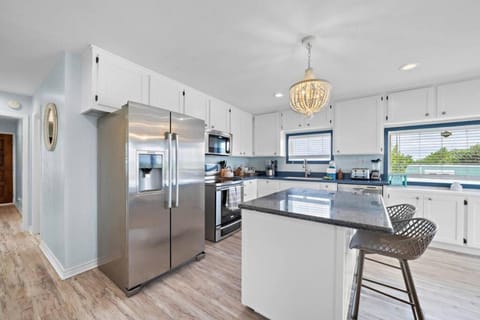 Private Bungalow with Pool, Pond, and Large Deck House in Hitchcock