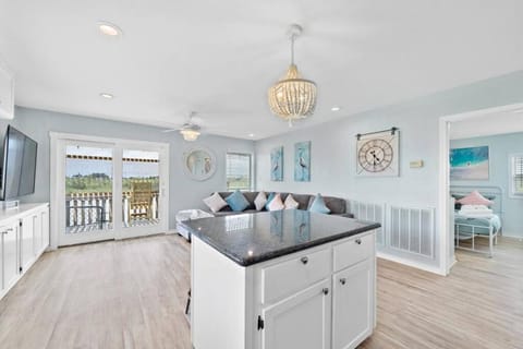 Private Bungalow with Pool, Pond, and Large Deck House in Hitchcock