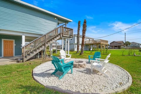 Cute Bungalow With Fire Pit Close to the Beach House in Galveston Island