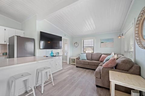 Cute Bungalow With Fire Pit Close to the Beach House in Galveston Island