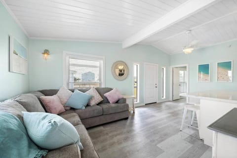 Cute Bungalow With Fire Pit Close to the Beach House in Galveston Island