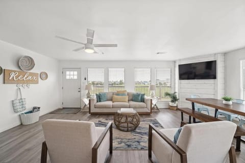 Bright and Cozy 4 Bedroom close to the Ocean House in Galveston Island