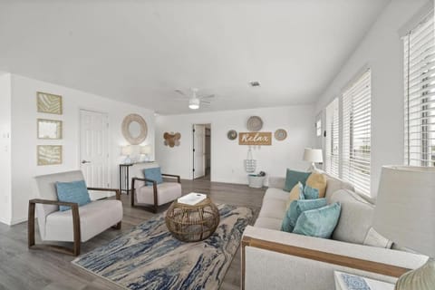Bright and Cozy 4 Bedroom close to the Ocean House in Galveston Island