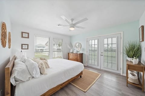 Bright and Cozy 4 Bedroom close to the Ocean House in Galveston Island